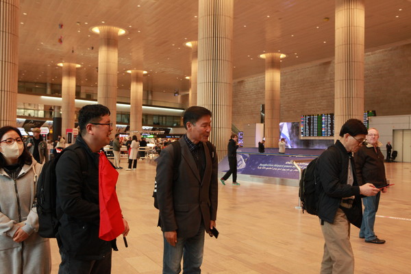 텔아비브 공항으로 마중 나온 원동곤 선교사(가운데)를 만나고 있는 엄태홍 선교사(좌측)와 김요한 지방회장(우측)