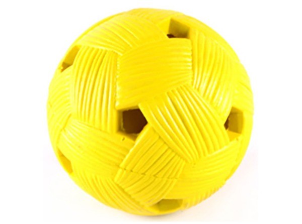 볼은 12개의 구멍과 20개의 교차점을 가지고 있으며 하나로 엮여 있다. 자연 등나무나 인조섬유로 만들어지며 등나무로 만들어졌다면 9~11개의 줄로 구성된다. 둘레는 남자용 42~44cm, 여자용은 43~45cm이다. / ⓒ 대한체육회