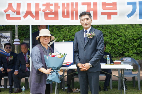 공로패를 수여하는 김인환 총회장(우)과 공로패를 받는 고(故) 이종근 감목 후손 최선희 목사(좌).