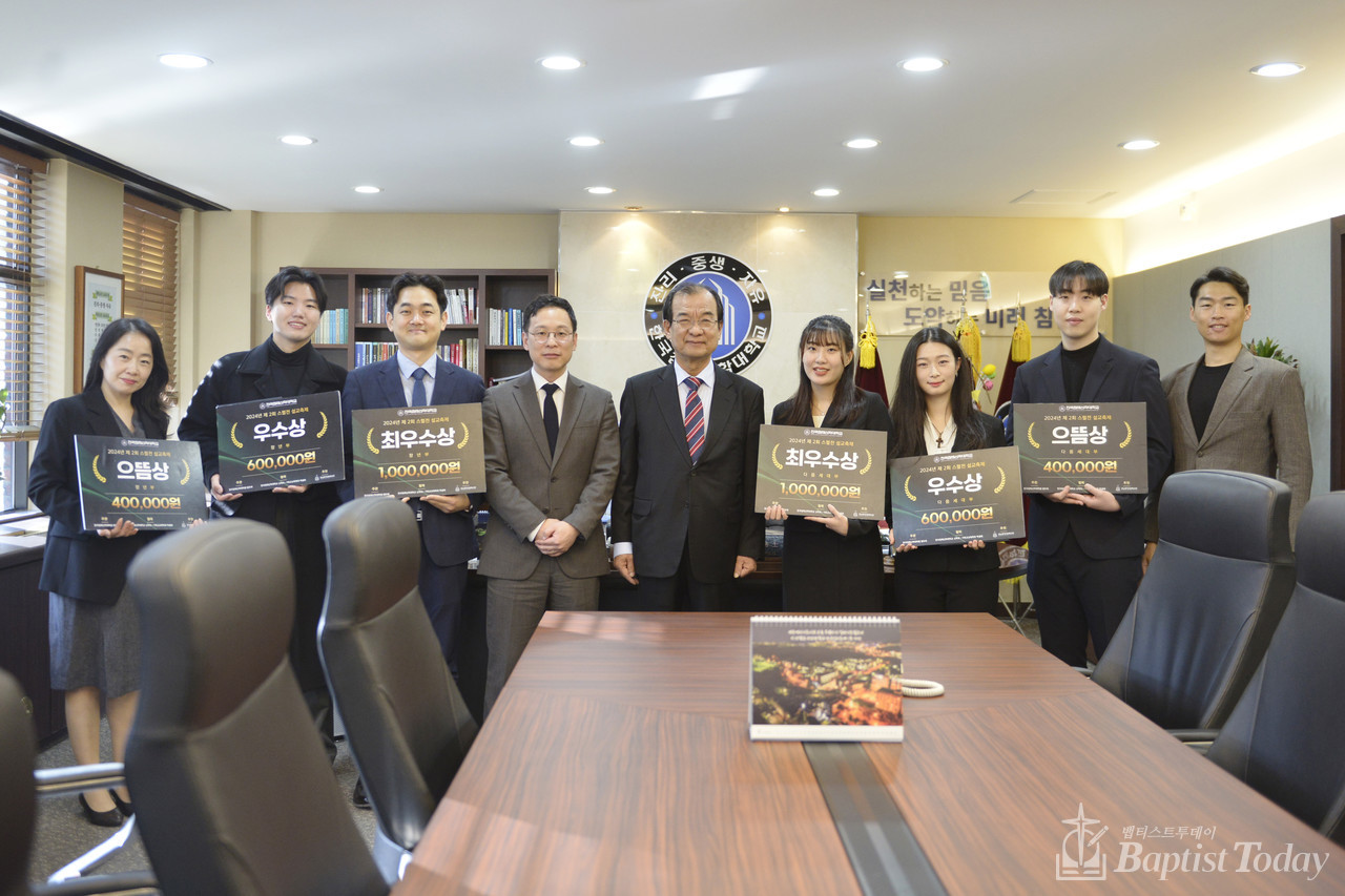 우수상을 받은 학생들