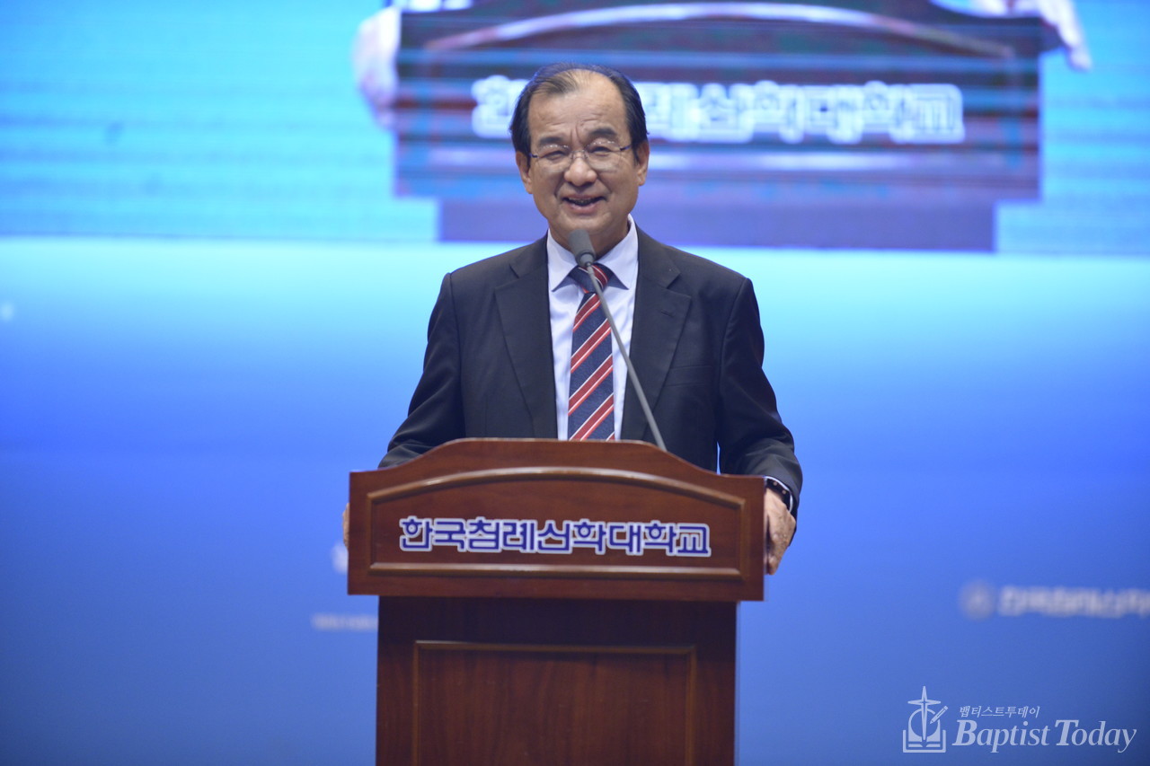 설교하는 피영민 총장
