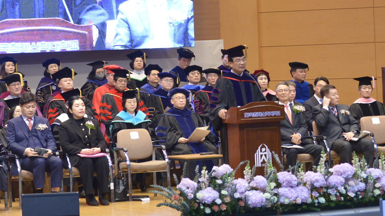 학위수여식에서 권면하는 총장 피영민 박사
