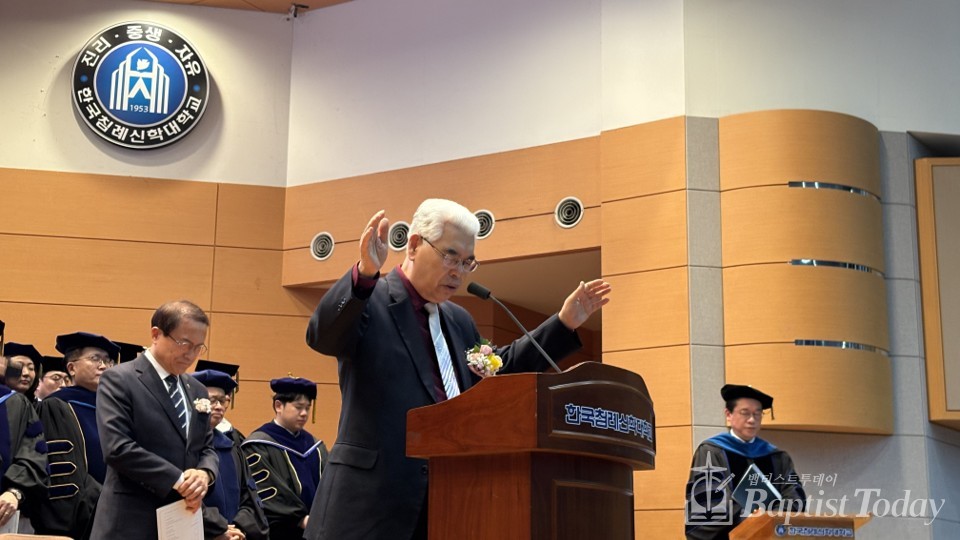 축도하는 증경 총회장 이봉수 목사(침신대 전 이사장)