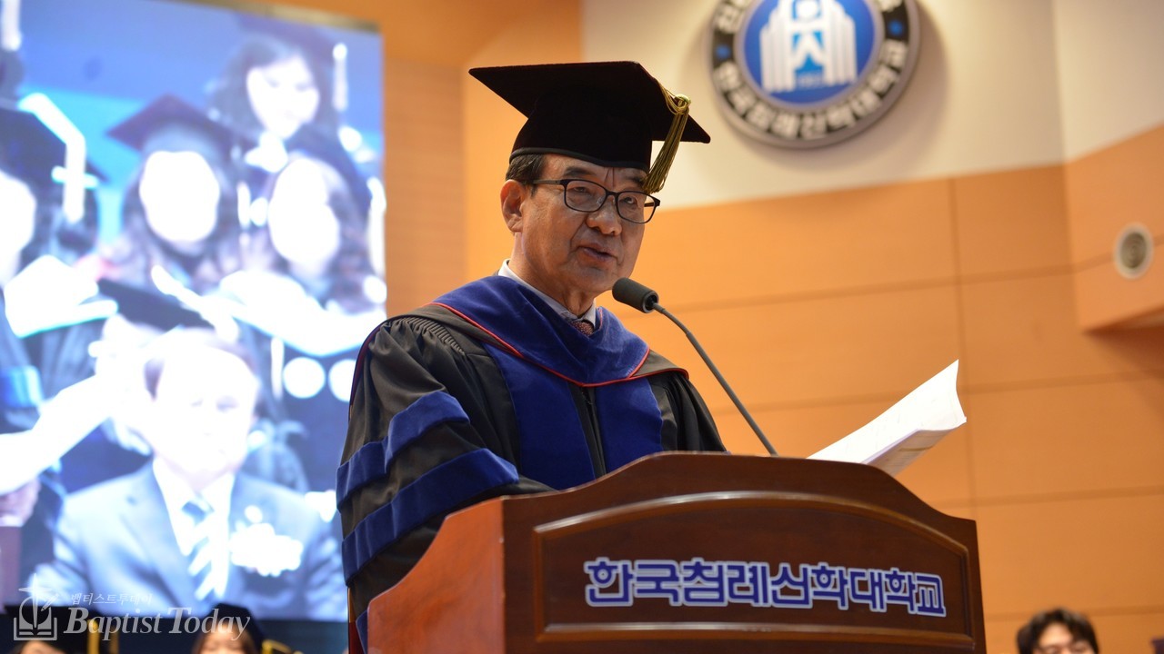 신입생의 입학을 환영하는 피영민 총장