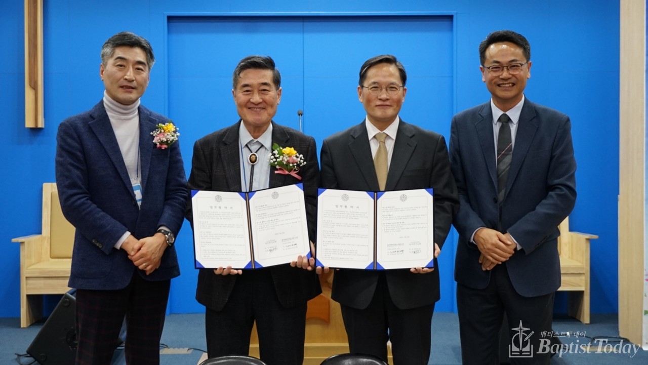 침례교농선회와 침례교사회봉사단 업무협약식(사진 왼쪽부터 김인환 목사, 농선회장 박영재 목사, 사회봉사단 이사장 정인택, 단장 한덕진 목사)